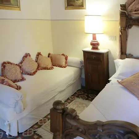 La Dogana Di Charme - Historic With A Beautiful Garden Bed & Breakfast
