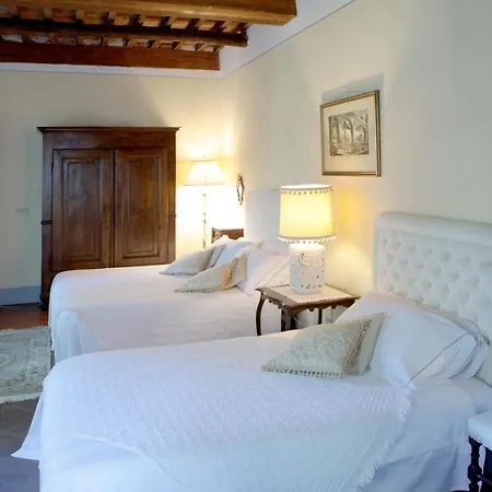 La Dogana Di Charme - Historic With A Beautiful Garden Bed & Breakfast 2*
