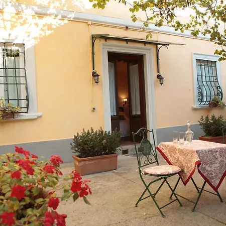 La Dogana Di Charme - Historic With A Beautiful Garden Bed & Breakfast