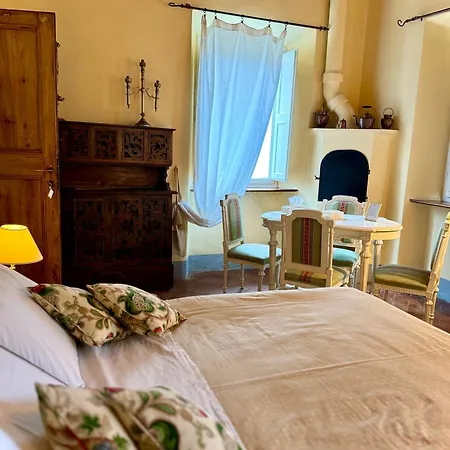 La Dogana Di Charme - Historic With A Beautiful Garden Bed & Breakfast