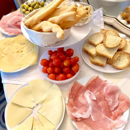 La Dogana Di Charme - Historic With A Beautiful Garden - Private Parking Oda ve Kahvaltı Lucca