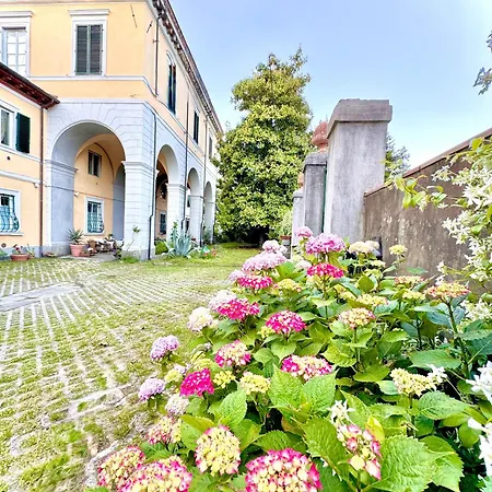 La Dogana Di Charme - Historic With A Beautiful Garden - Private Parking Bed & Breakfast Lucca