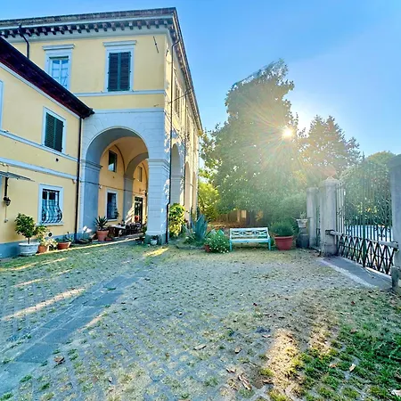 Oda ve Kahvaltı La Dogana Di Charme - Historic With A Beautiful Garden - Private Parking