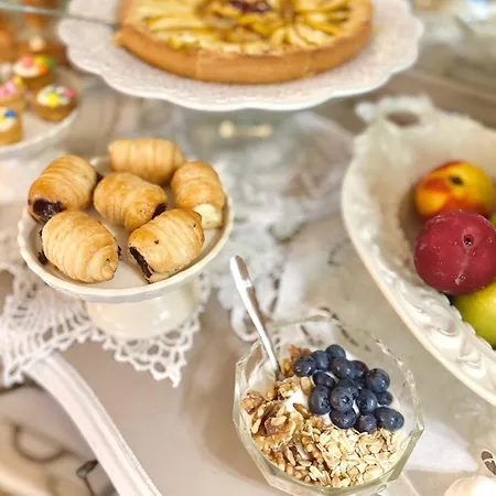 La Dogana Di Charme - Historic With A Beautiful Garden - Private Parking Oda ve Kahvaltı Lucca