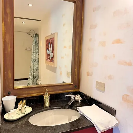 La Dogana Di Charme - Historic With A Beautiful Garden - Private Parking Lucca